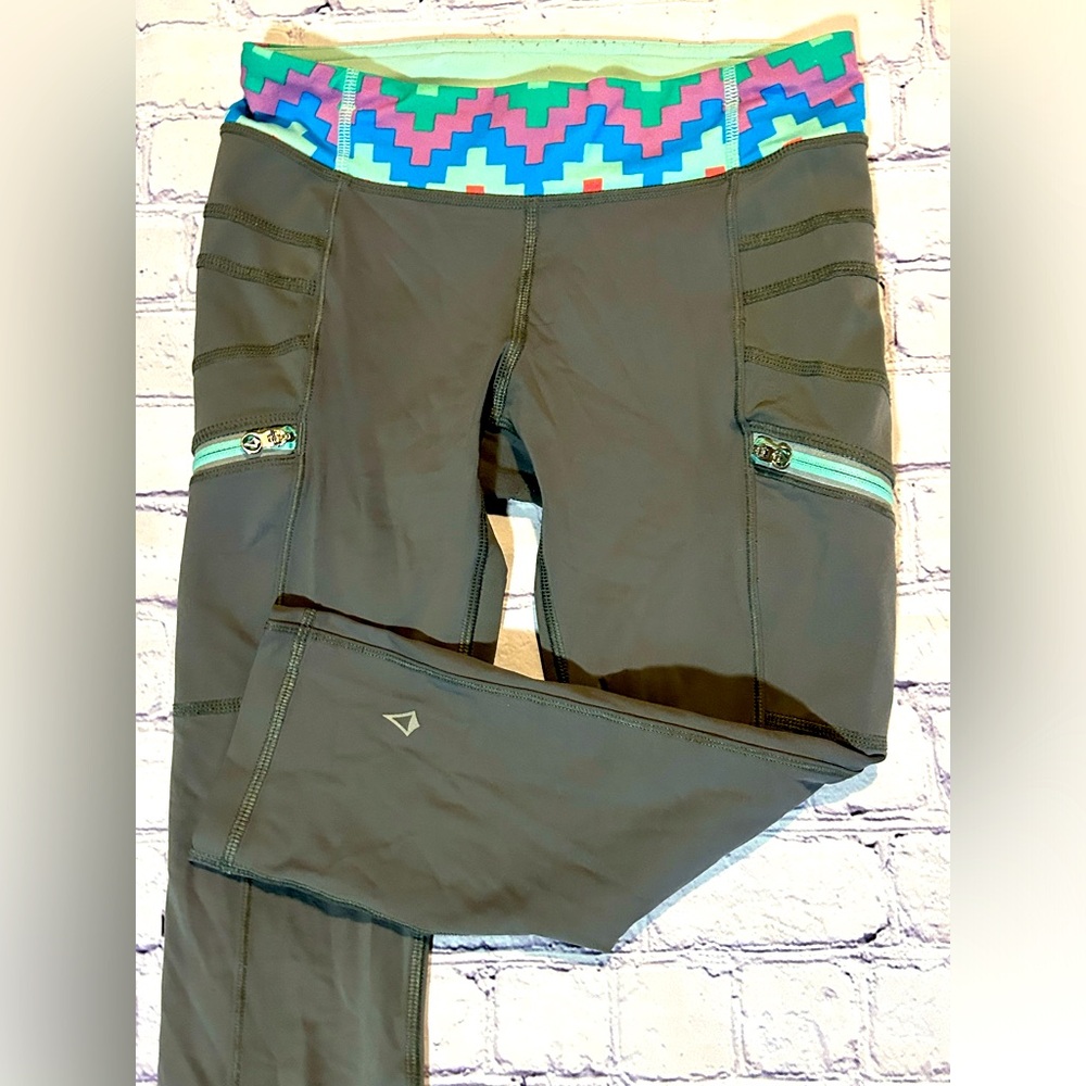 IVIVVA by LULULEMON girls size 10 grey capris leggings
